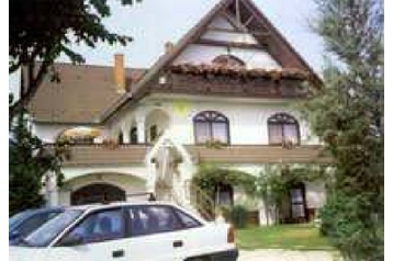 Hungría Privát Alsópáhok, Exterior
